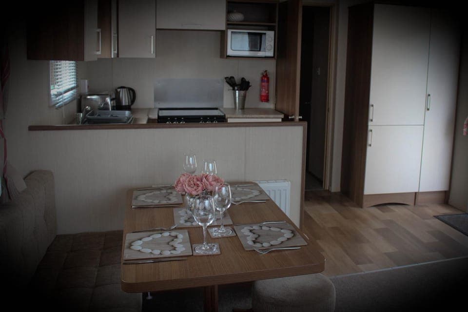 Coffee/tea facilities, Kitchen or kitchenette, Dining area