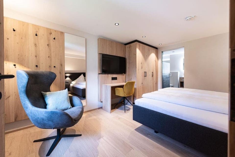 Bed, Photo of the whole room, Decorative detail