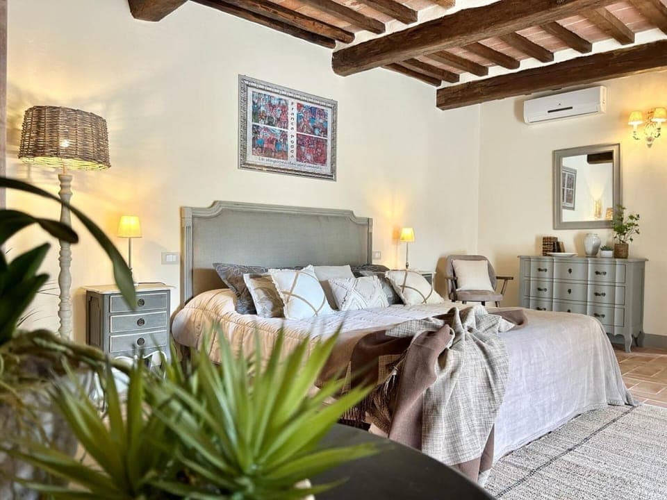 Bed, Photo of the whole room, Bedroom, air conditioner