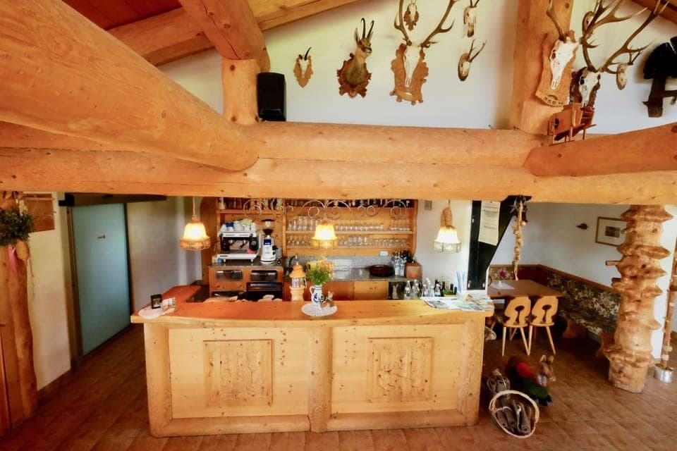 Restaurant/places to eat, Lounge or bar