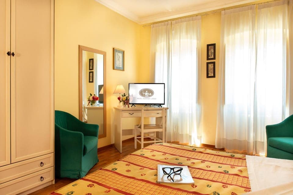 TV and multimedia, Photo of the whole room, Bedroom