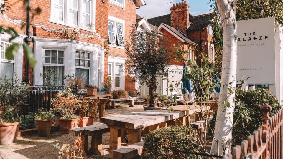 Property building, Patio, Spring, Location