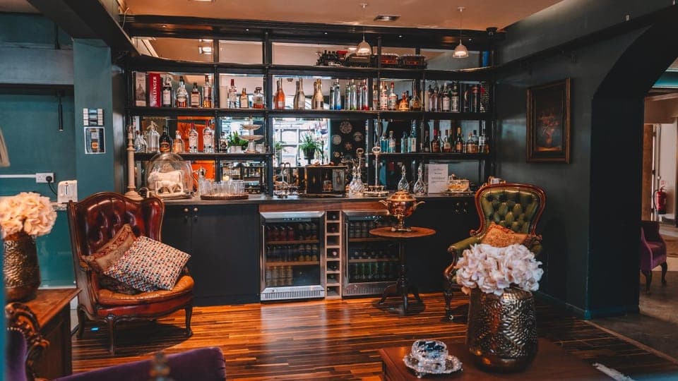 Coffee/tea facilities, Lounge or bar, Food and drinks, Seating area, Drinks