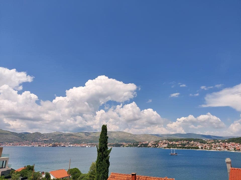 Villa Uno Apartment in Okrug Gornji