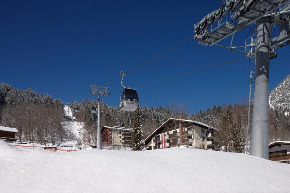 Facade/entrance, Day, Winter, Area and facilities