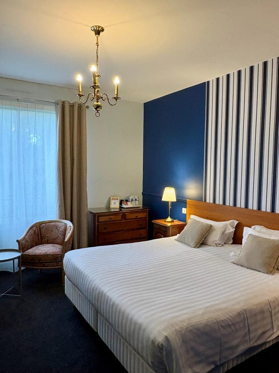 Bed, Seating area, Bedroom