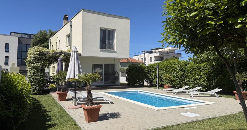 Property building, Garden, Garden view, Pool view, Swimming pool