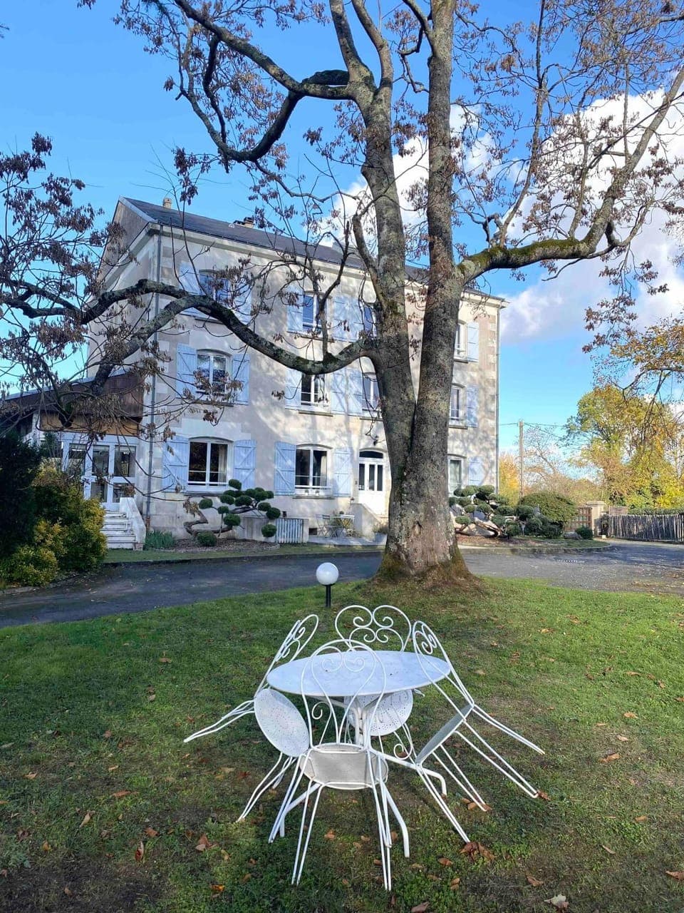 Property building, Garden, River view, Swimming pool, Breakfast, fireplace