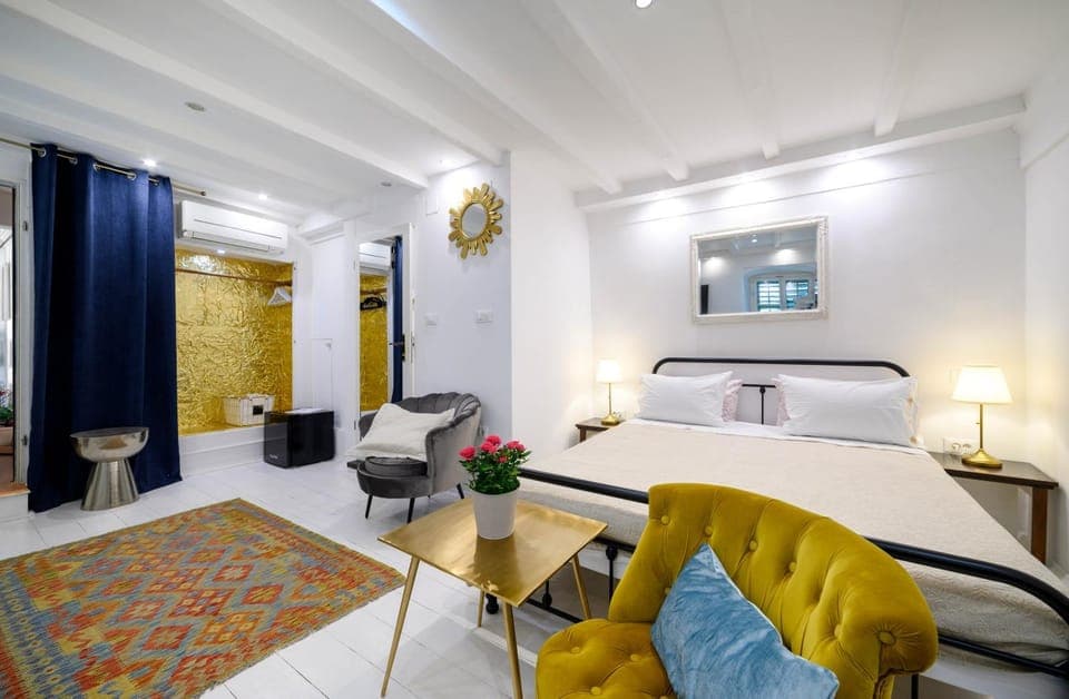 Bed, Living room, Photo of the whole room, Bedroom