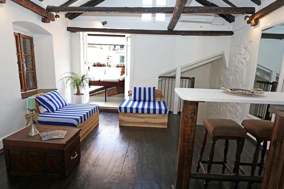 Balcony/Terrace, Decorative detail, City view, Landmark view, Sea view, Street view