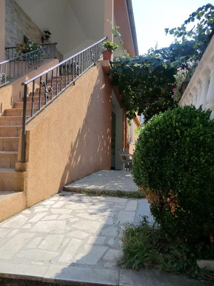 Facade/entrance, Neighbourhood, On site