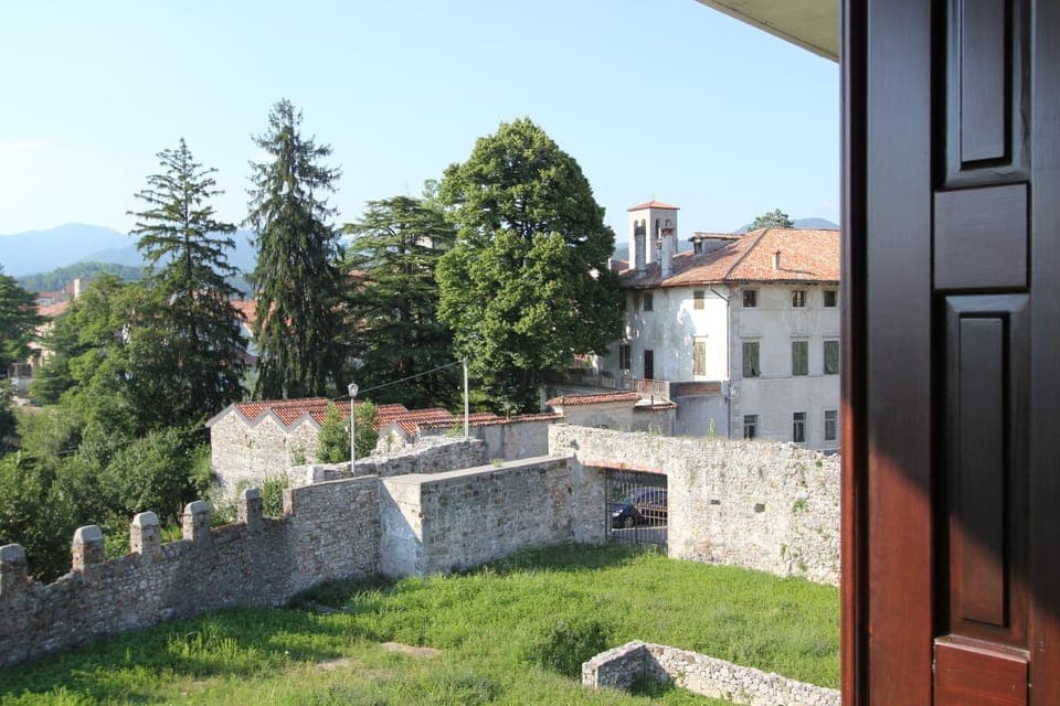 Nearby landmark, Restaurant/places to eat, Neighbourhood, Natural landscape, Supermarket/grocery shop, Shopping Area