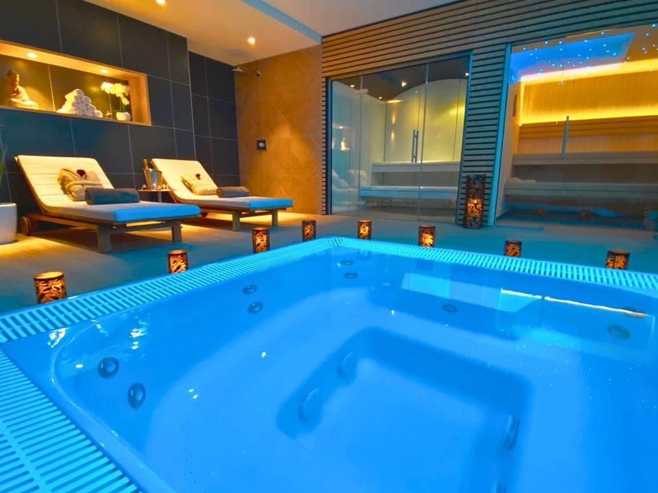 Hot Tub, Sauna, Steam room