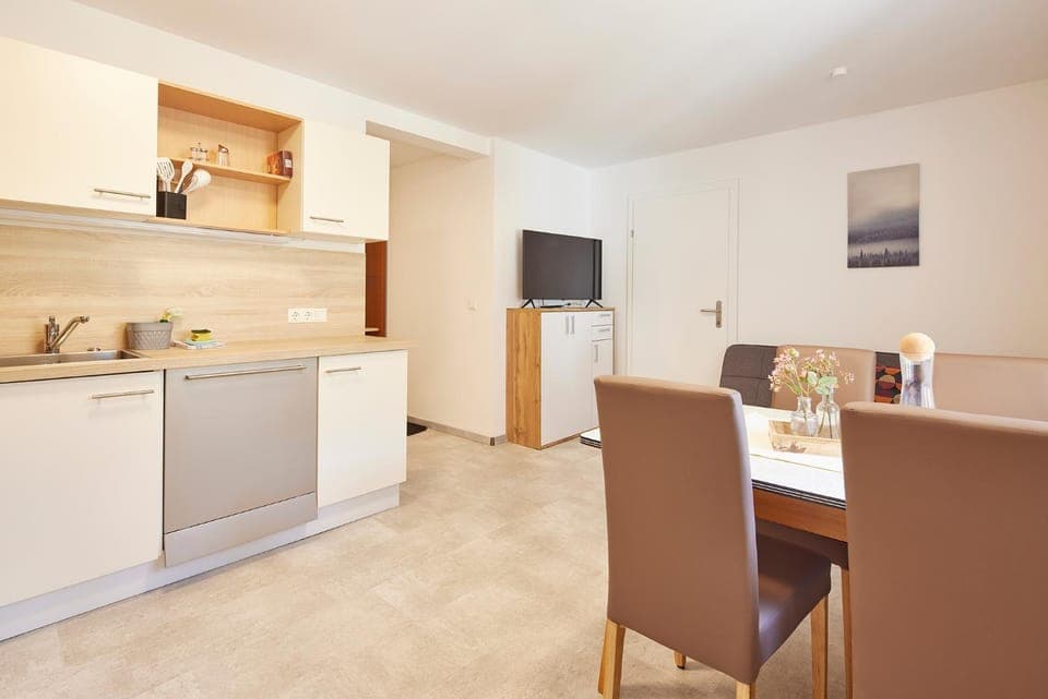 TV and multimedia, Kitchen or kitchenette, Dining area, stove