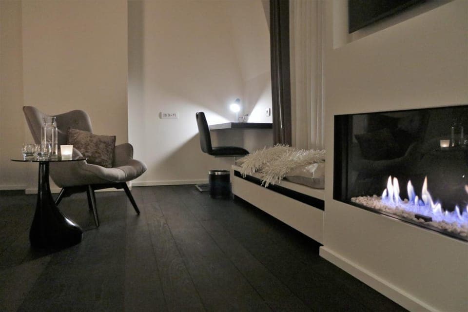 TV and multimedia, Seating area, Bedroom