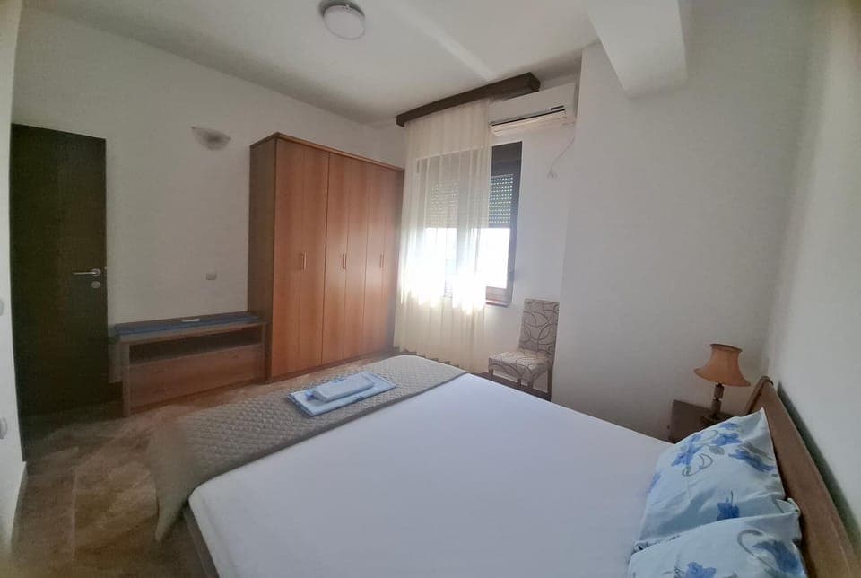 Bed, Photo of the whole room, Bedroom, wardrobe, air conditioner