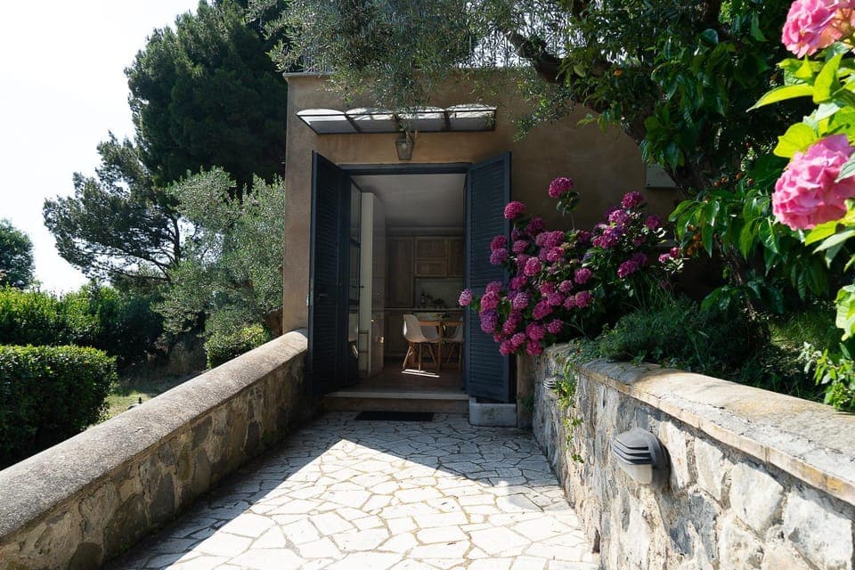 Patio, Facade/entrance