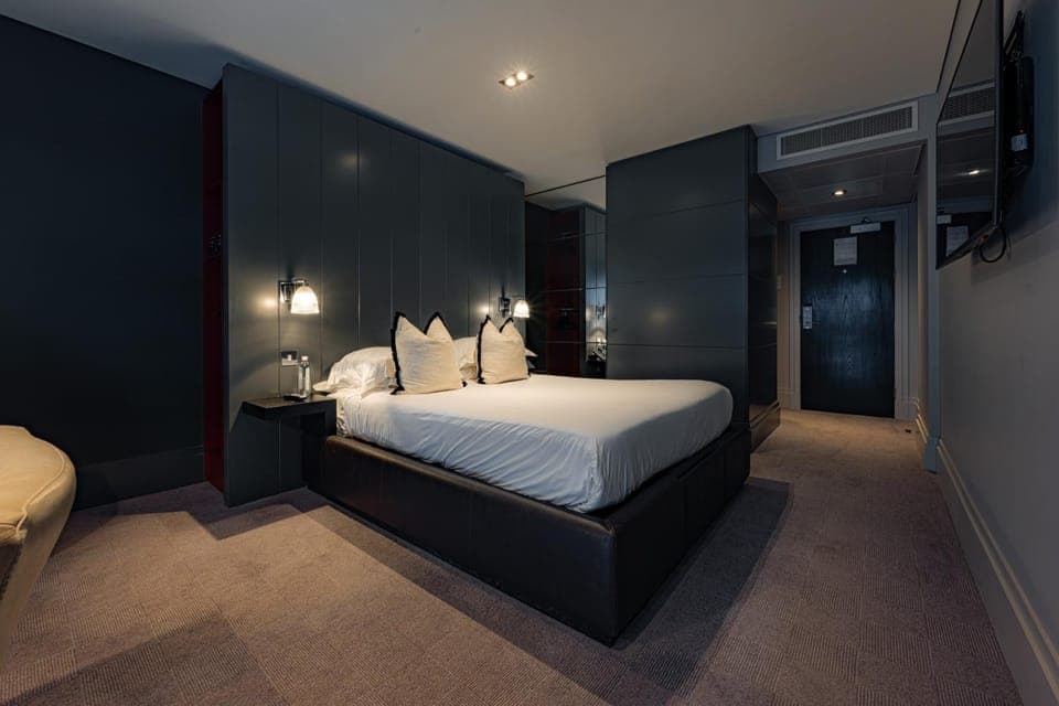 Bed, TV and multimedia, Photo of the whole room, Bedroom