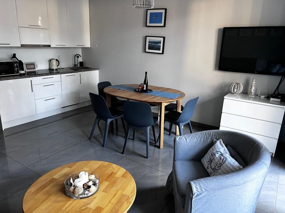 Kitchen or kitchenette, Living room, Seating area, Dining area