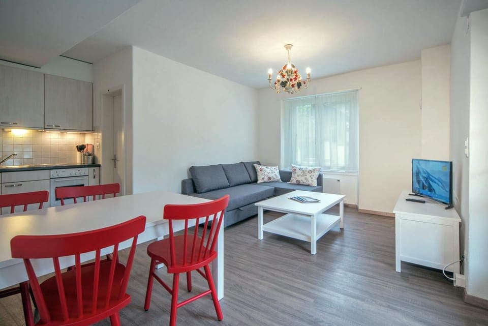 Kitchen or kitchenette, Living room, Seating area, Dining area