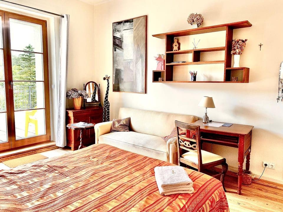 Bed, Living room, Photo of the whole room, Seating area, Bedroom