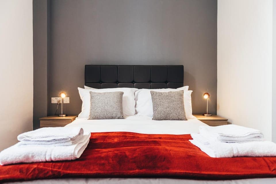 Bed, Bedroom, towels