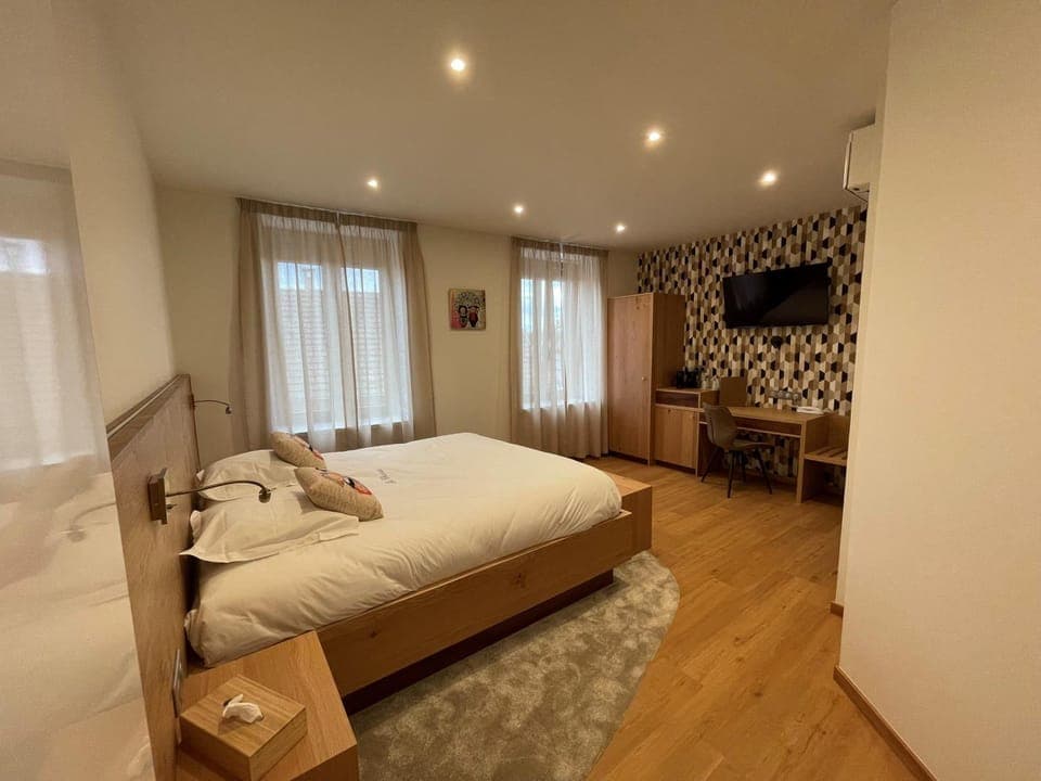 Bed, TV and multimedia, Bedroom