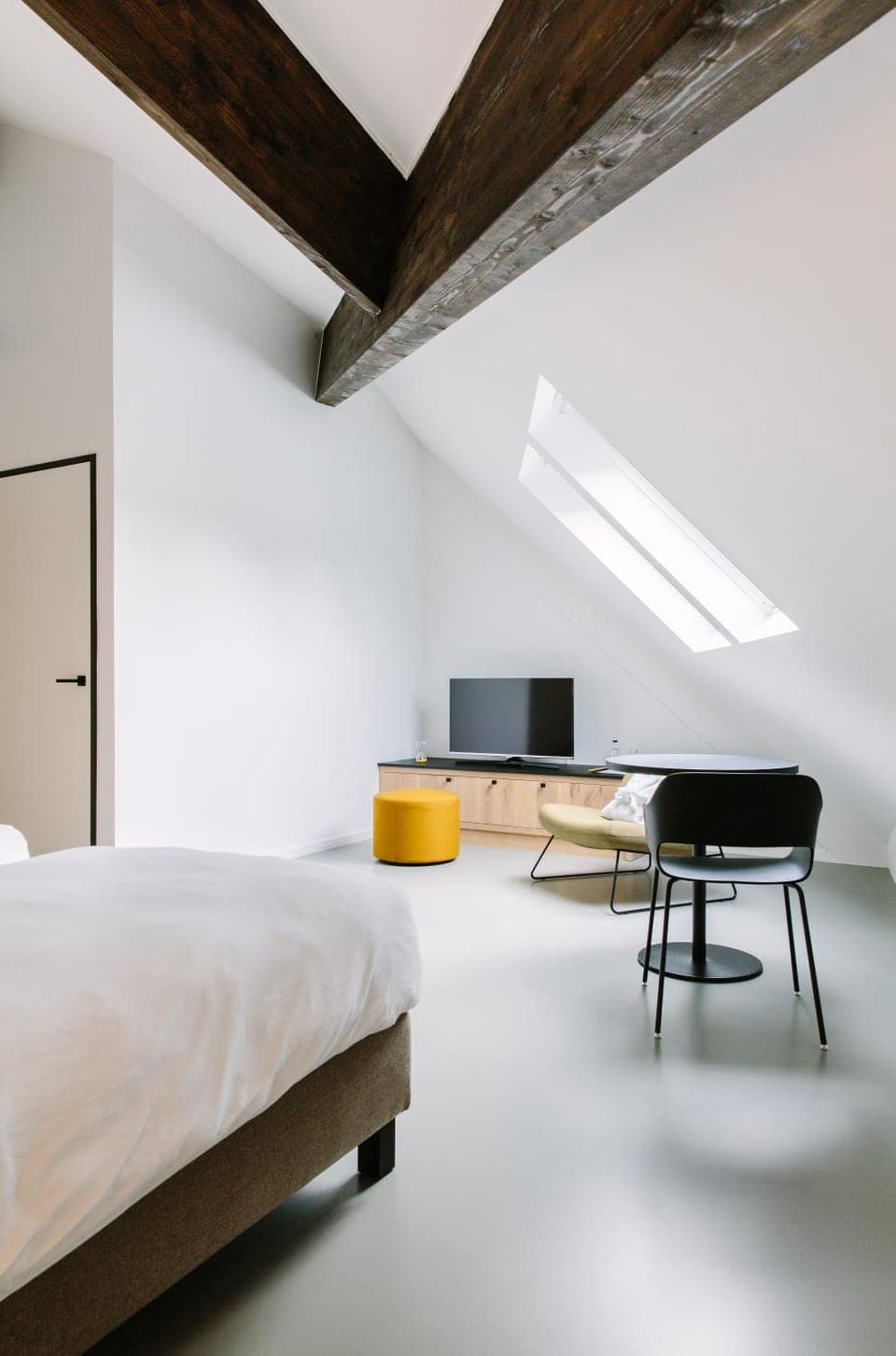 Photo of the whole room, Decorative detail