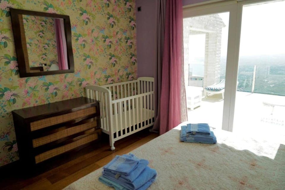 Bed, Bedroom, City view, Mountain view, Sea view, young children, towels