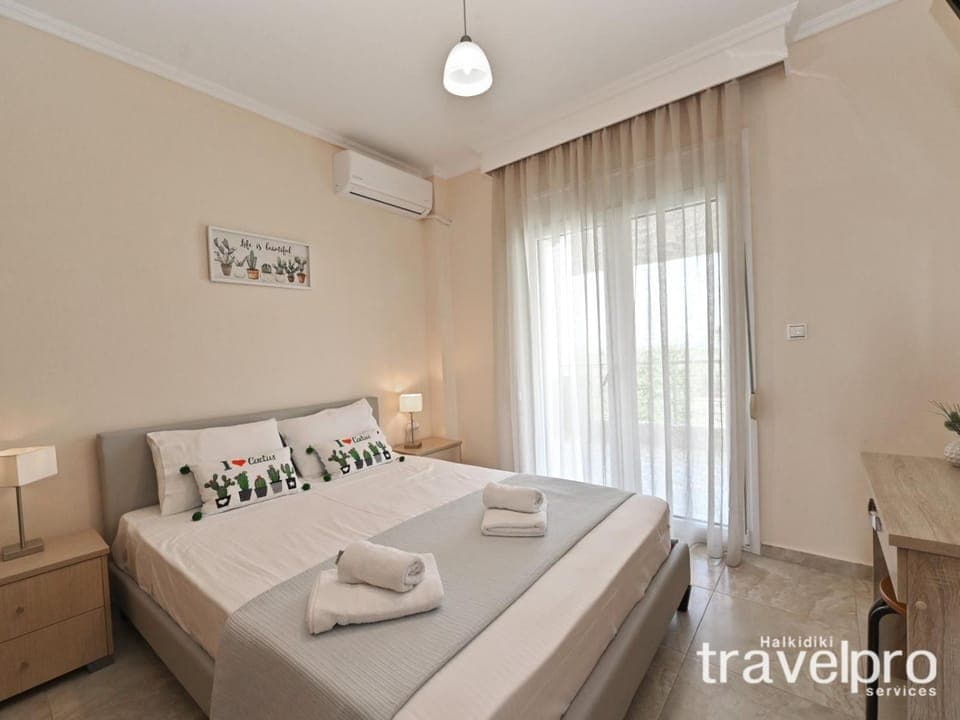 Bed, Photo of the whole room, Bedroom, towels, air conditioner