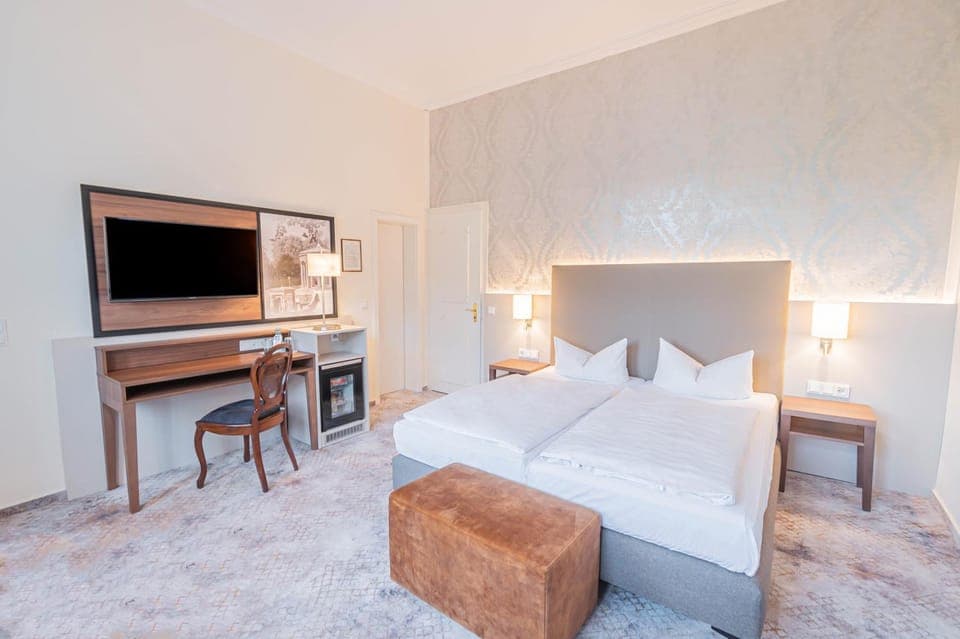 Bed, TV and multimedia, Photo of the whole room, Bedroom, hair dresser