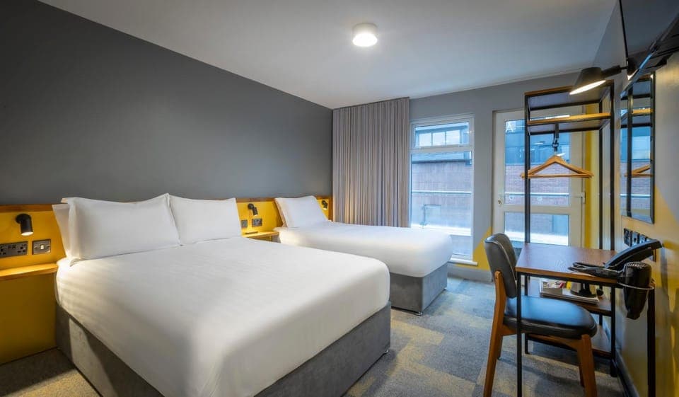 Balcony/Terrace, Photo of the whole room, Bedroom, Street view