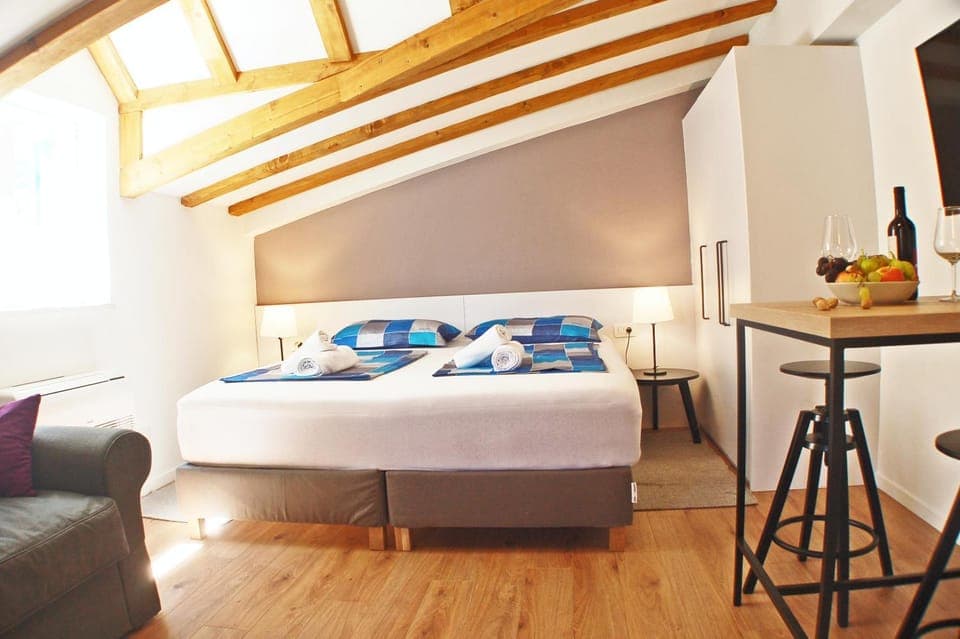 Bed, TV and multimedia, Living room, Photo of the whole room, Seating area, Dining area, Bedroom