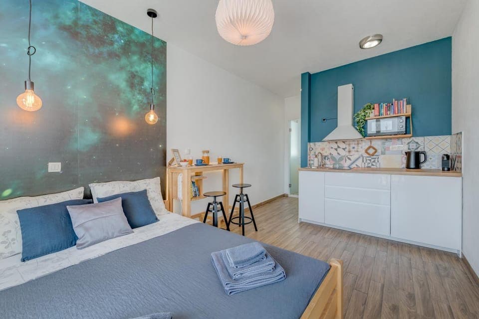 Bed, Dining area, kitchen