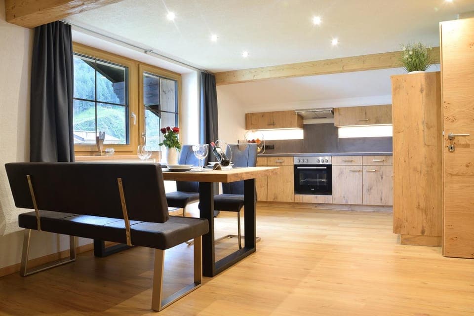 Kitchen or kitchenette, Dining area