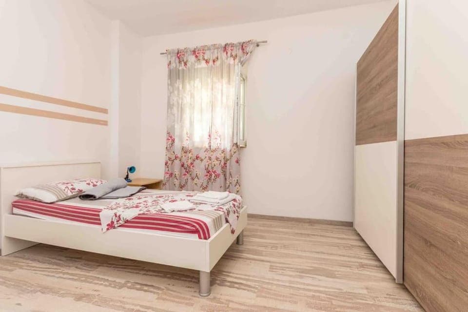 Bed, Bedroom, towels, wardrobe