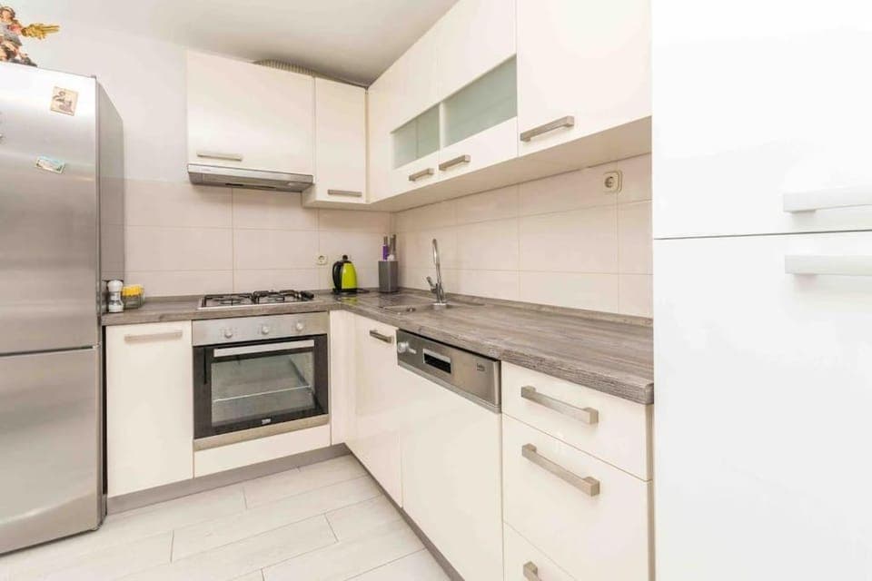 Kitchen or kitchenette, dishwasher, oven
