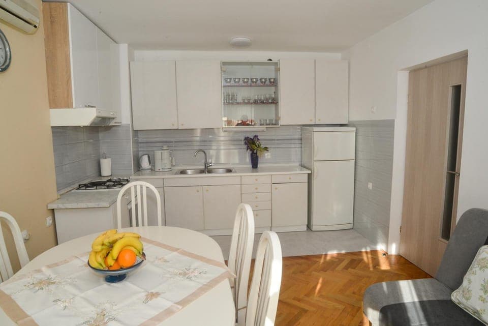 Kitchen or kitchenette, Dining area, Communal kitchen