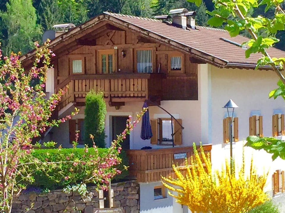 Facade/entrance, Spring