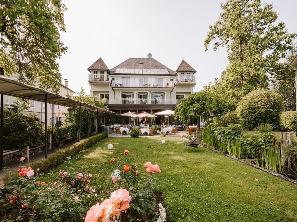 Property building, Restaurant/places to eat, Breakfast