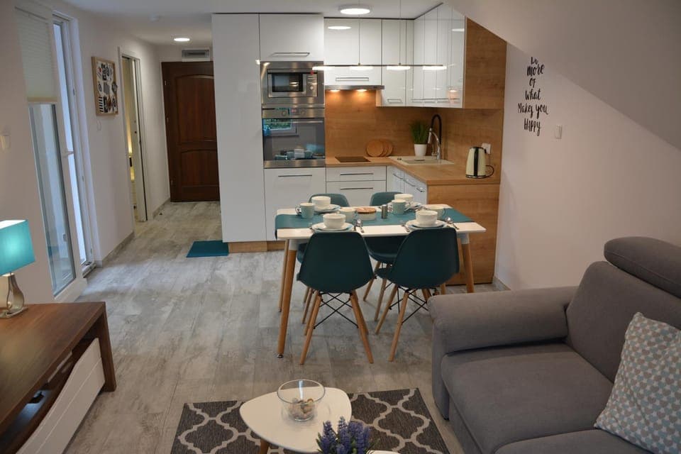 Kitchen or kitchenette, Dining area