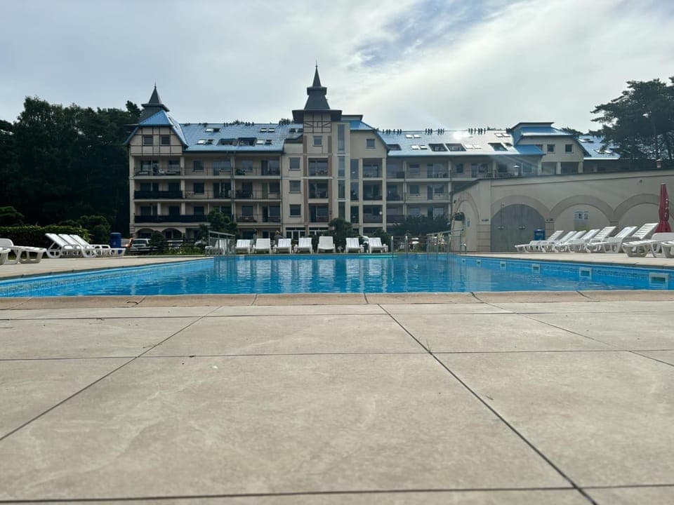 Property building, Day, Swimming pool, sunbed