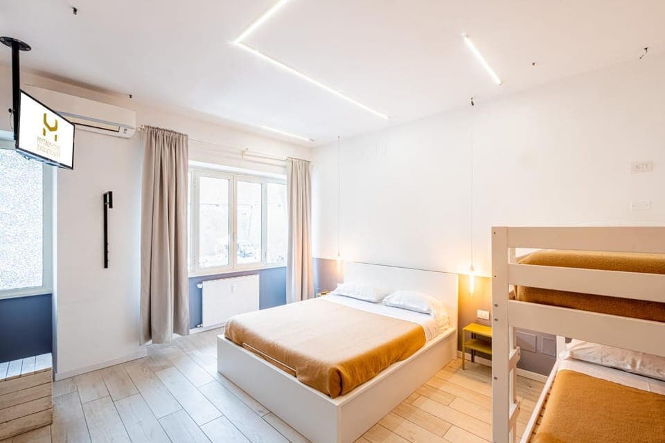 TV and multimedia, Photo of the whole room, Bedroom