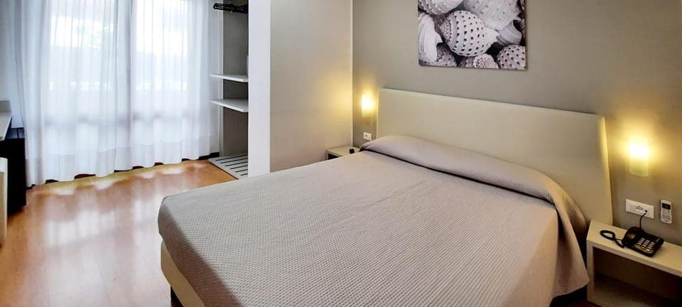 Bed, Photo of the whole room, Bedroom, Quiet street view