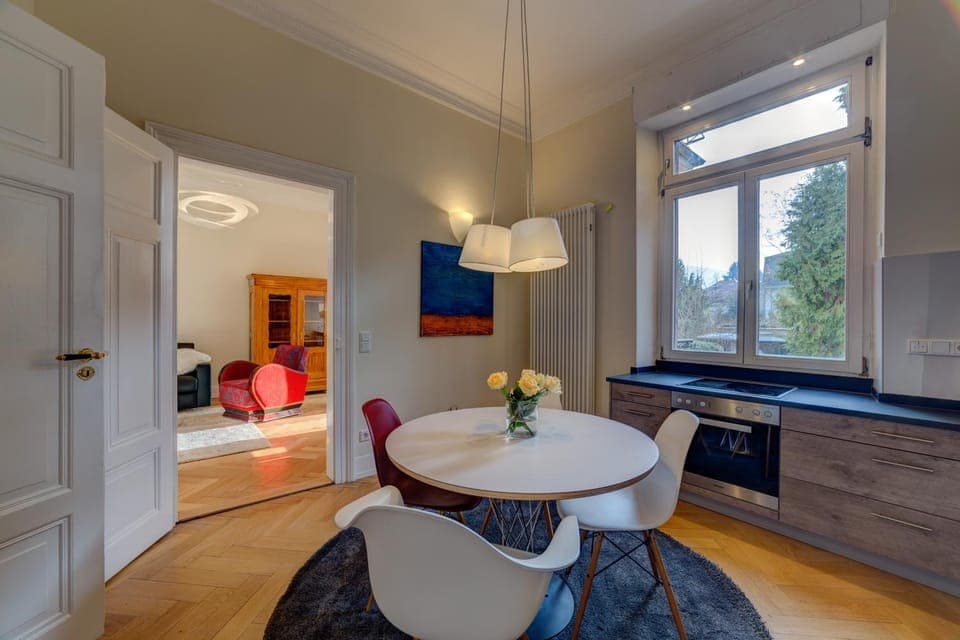 Kitchen or kitchenette, Dining area