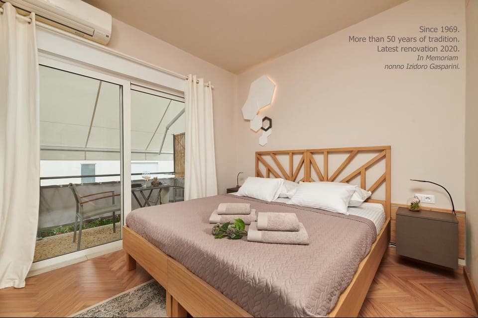 Bed, View (from property/room), Balcony/Terrace, Photo of the whole room, Seating area, Bedroom, towels, air conditioner