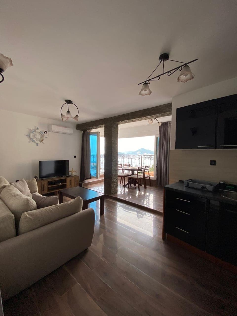 TV and multimedia, Kitchen or kitchenette, Living room, Seating area, Dining area