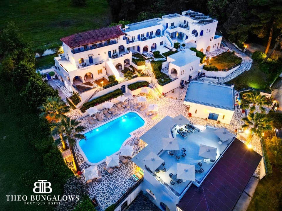 Property building, Garden view, Pool view, Swimming pool, sunbed