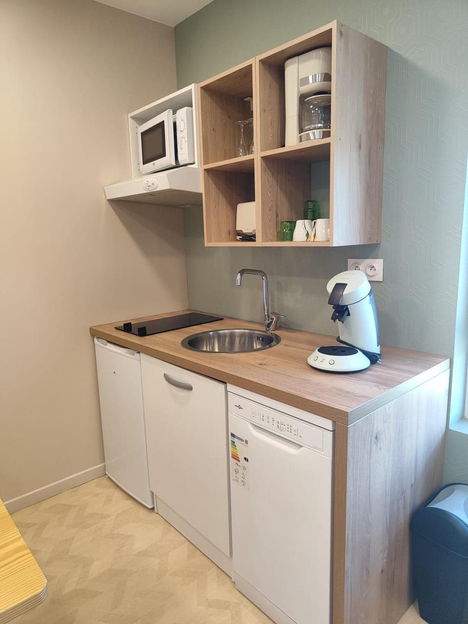 Kitchen or kitchenette, dishwasher, minibar