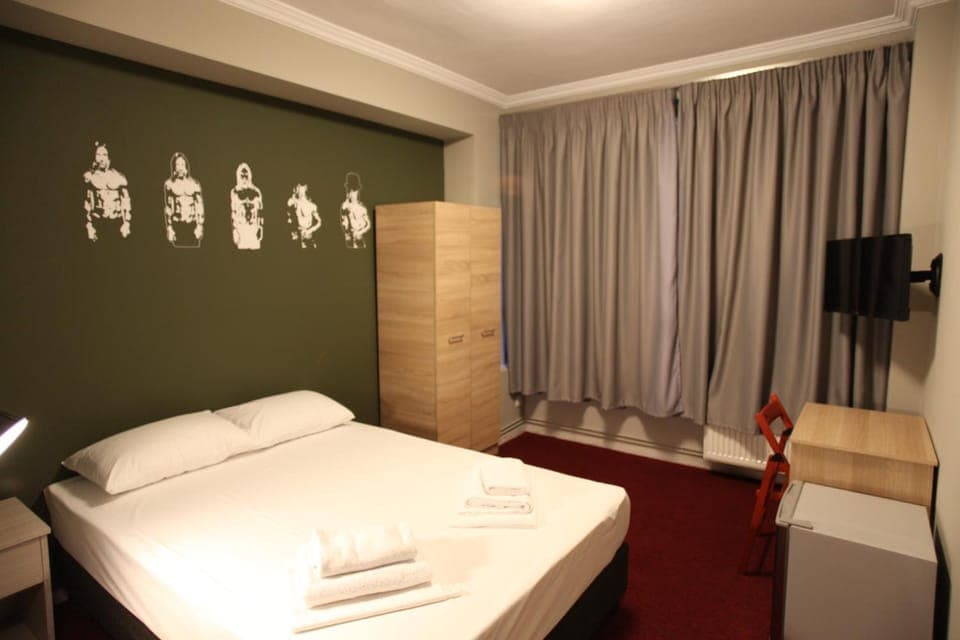 Bed, TV and multimedia, Bedroom